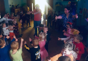 Dzieci oraz nauczyciele podczas zabawy ruchowo - naśladowczej.