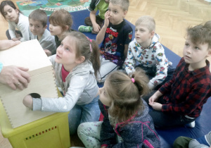 Hania z grupy Pandy zgaduje po dotyku, jaki przedmiot jest w pudełku.