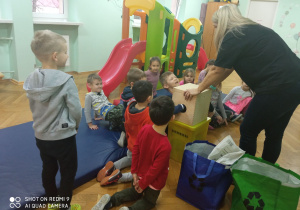 Dzieci zgadują po dotyku jaki odpad umieszczony jest w skrzyni.