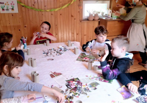 Starszaki z rolek po papierze wykonują pojemnik do przechowywania.