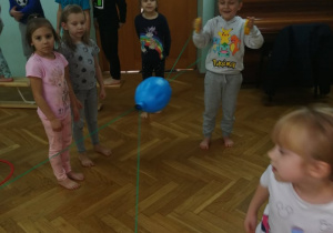 Dzieci bawią się latającą bilą.