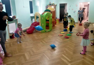 Pan od gimnastyki pokazuje dzieciom jak korzystać z latającej bili.
