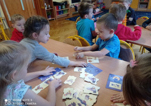 Przedszkolaki grają w "Znajdź pluszaka" i wspólnie próbują rozwiązać zagadkę zaginionego zwierzaka.