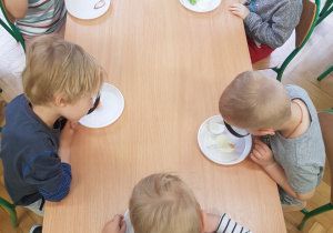 Maluchy szukają skarbów na talerzu
