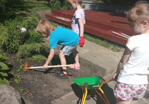 Dzieci pracują w ogrodzie.