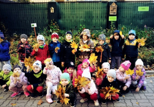 Dzieci z grupy Małpek z kolorowymi bukietami z liści