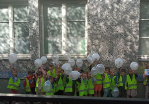 Przedszkolaki z balonami świętują swoje święto.