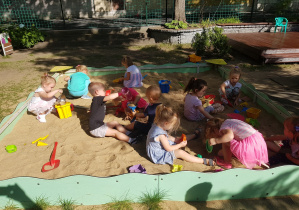 Dzieci bawią sie w piaskownicy.