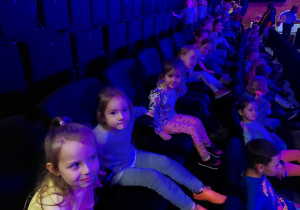 Dzieci w oczekiwaniu na przedstawienie teatralne.