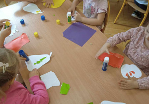 Dzieci wyklejają owoce z kolorowego papieru