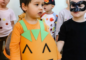 Chłopiec w pomarańczowym stroju - miłośnik dyni.