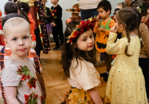 Dzieci z najmłodszej grupy podczas Balu z Panią Jesienią.