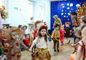Dzieci z grupy "Żabek" podczas Jesiennego Balu w dniu 24.10.2023r.