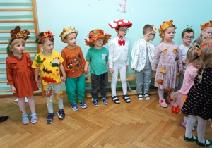 "Żyrafki" słuchają wiersza w wykonaniu najmłodszych przedszkolaków.