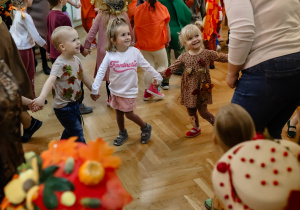 Dzieci z nauczycielkami podczas piosenki o "Lisku Łakomczuszku".