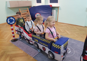 Dzieci w pojazdach Straży Miejskiej i ambulansie.