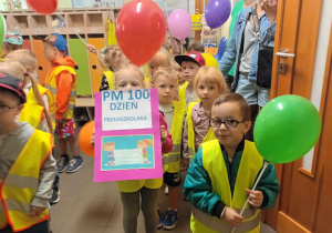 Dzieci wychodzą z przedszkola z balonami
