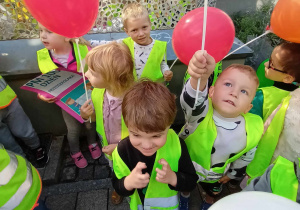 Dzieci pozują z balonami w Pasażu Róży