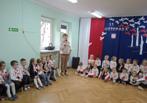 Nauczycielka Małgorzata Z. prowadzi konkurs, w tle grupa Żabek i Małpek