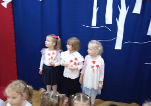 Lenka, Pola i Lila dziewczynki z grupy Żyrafek, prezentują wiersze.