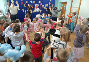 Dzieci razem z nauczycielkami tańczą podczas wspólnej imprezy.