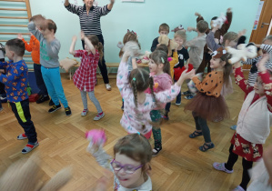 Przedszkolaki razem z Panią Ewą podczas zabawy przy piosence pt. "Gummi Miś".