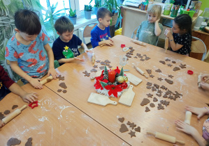 Wspólne wyrabianie ciasta było dla dzieci okazją do dzielenia się foremkami i rozwijania umiejętności proszenia o pomoc.