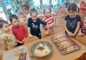 Dzieci przygotowują produkty do pierniczków.