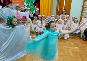 Solowy taniec dziewczynki z najstarszej grupy do piosenki "Przyszła zima".