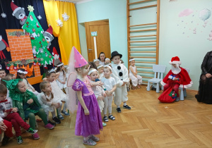 Dzieci z najstarszej i najmłodszej grupy podczas występu dnia 19 grudnia 2023r.