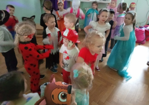 Dzieci podczas radosnej zabawy.