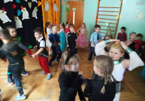 Dzieci podczas swobodnego tańca.