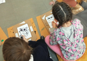 Dzieci skupione podczas rysowania.