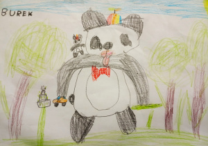 Panda z czerwoną muszką i misiem pandą na lewym ramieniu.