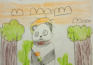 Panda Słodziak między drzewami.