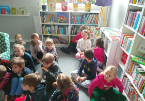 Grupa dzieci "Pandy" podczas zajęć w bibliotece.