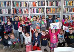 Dzieci z grupy "Pand" pozują po zajęciach w bibliotece do wspólnego zdjęcia.