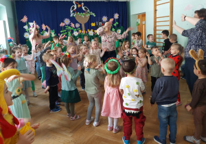 Uczestnicy zabawy tańczą z uniesionymi rękoma.