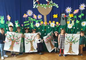 Dzieci ze swoich grup prezentują swoje drzewa.