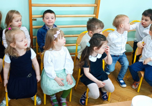 Grupa najmłodszych przedszkolaków przed śniadaniem wielkanocnym w dniu 27 marca 2024r.