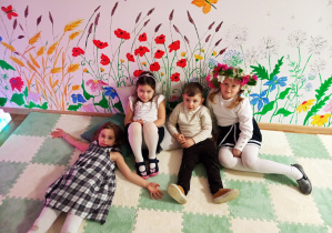 Reprezentanci z czterech grup przedszkolnych na pamiątkowym zdjęciu w sali sensorycznej.