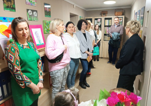 Goście i personel placówki w galerii artystycznej przedszkolaków.