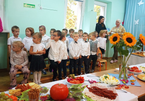 Dzieci z grupy trzeciej ze swoimi nauczycielkami.