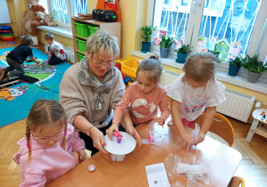 Pani Dyrektor podczas wspólnej zabawy z dziewczynkami.