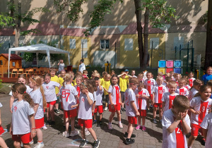 Rozgrzewka wszystkich uczestników olimpiady przed rozpoczęciem konkurencji.