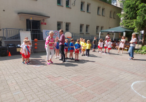 Pani Dyrektor i Przewodniczący Rady Rodziców dekorują zawodników medalami.
