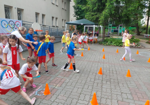 Slalom z jajkiem na łyżce.