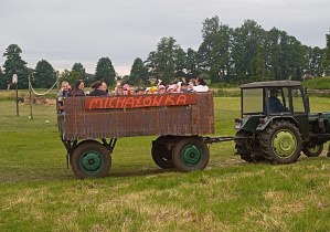 Przejażdżka wozem ciągniętym przez traktor.
