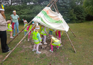 Dziewczynki planują "wyposażenie" namiotu z naturalnych surowców.