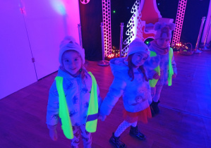 Trzy dziewczynki pozują do zdjęcia.